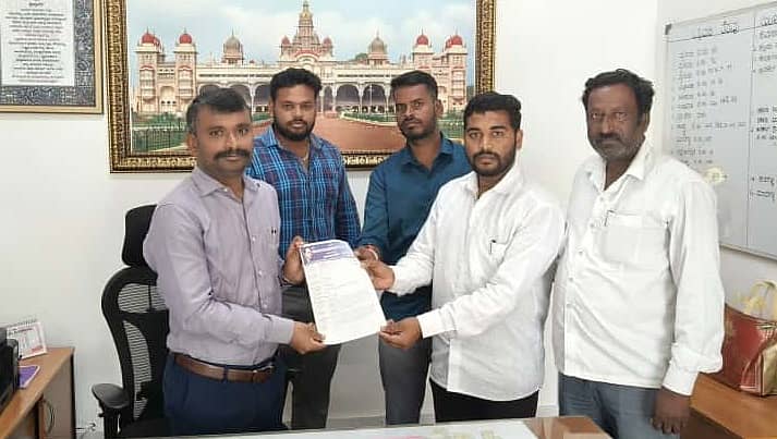 ಕರ್ನಾಟಕ ದಲಿತ ಸಂಘರ್ಷ ಸಮಿತಿ ಸದಸ್ಯರು ನಂಜನಗೂಡು ತಾಲ್ಲೂಕು ಕಚೇರಿ ಅಧಿಕಾರಿಗೆ ಮನವಿ ಸಲ್ಲಿಸಿದರು