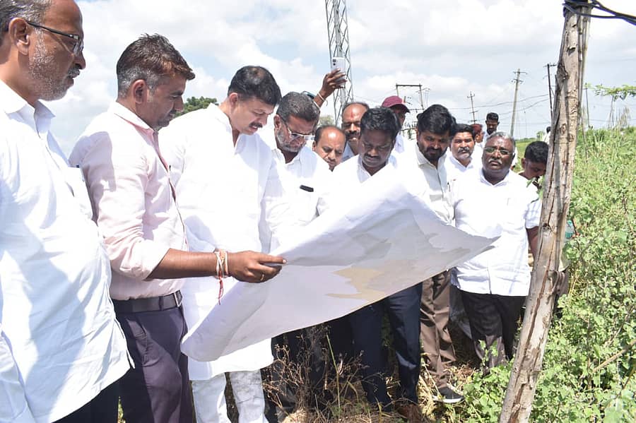 ಸುರಪುರ ನಗರದ ನಿರಂತರ ನೀರು ಪೂರೈಕೆಯ ಕಾಮಗಾರಿಯ ನೀಲನಕ್ಷೆಯನ್ನು ಶಾಸಕ ರಾಜಾ ವೇಣುಗೋಪಾಲನಾಯಕ ಪರಿಶೀಲಿಸಿದರು