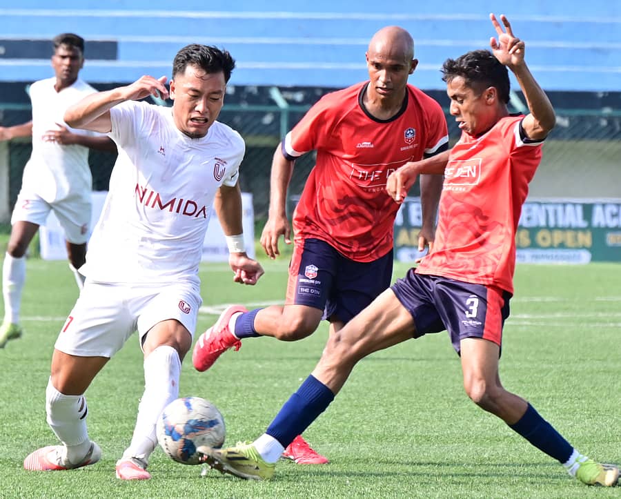 ಎಫ್‌ಸಿ ಬೆಂಗಳೂರು ಯುನೈಟೆಡ್‌ ಹಾಗೂ ಬೆಂಗಳೂರು ಸಿಟಿ ಎಫ್‌ಸಿ ತಂಡಗಳ ಆಟಗಾರರ ಜಿದ್ದಾಜಿದ್ದಿ –ಪ್ರಜಾವಾಣಿ ಚಿತ್ರ: ಬಿ.ಕೆ.ಜನಾರ್ದನ