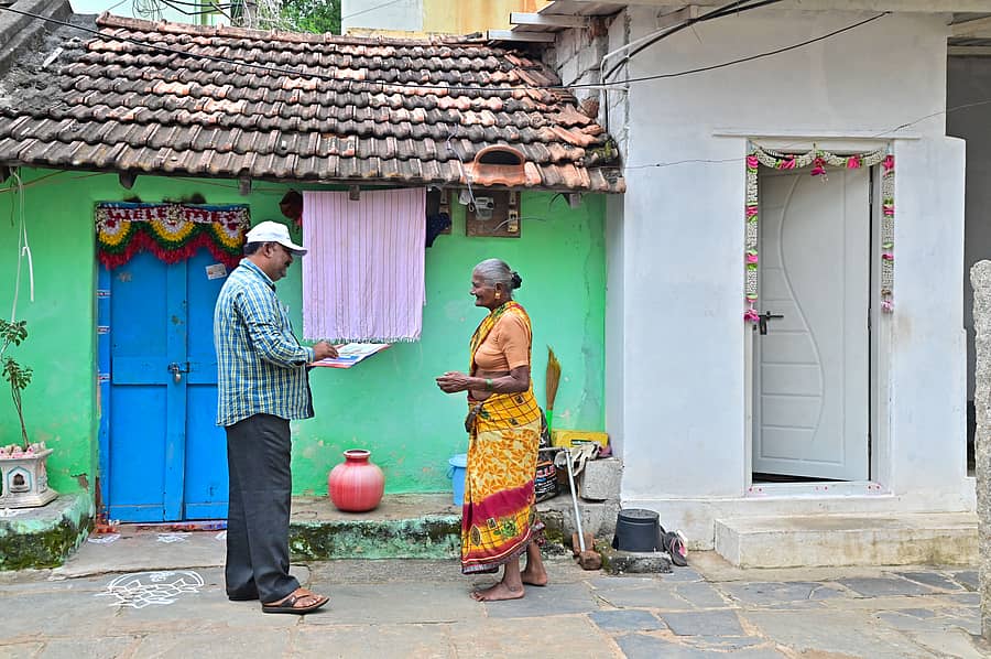 ದಾವಣಗೆರೆಯ ನಿಟುವಳ್ಳಿ ಬಡಾವಣೆಯಲ್ಲಿ ನಡೆದ ಸಮೀಕ್ಷೆ – ಸತೀಶ್ ಬಡಿಗೇರ/ಪ್ರಜಾವಾಣಿ ಚಿತ್ರ