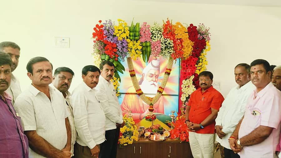 ದೇವನಹಳ್ಳಿ ಜೆಡಿಎಸ್‌ ಕಚೇರಿಯಲ್ಲಿ ಹಮ್ಮಿಕೊಂಡಿದ್ದ ಮಹರ್ಷಿ ವಾಲ್ಮೀಕಿ ಜಯಂತಿಯಲ್ಲಿ ಮಾಜಿ ಶಾಸಕ ನಿಸರ್ಗ ನಾರಾಯಣಸ್ವಾಮಿ ಸೇರಿದಂತೆ ಪಕ್ಷದ ಮುಖಂಡರು ಭಾಗವಹಿಸಿದ್ದರು