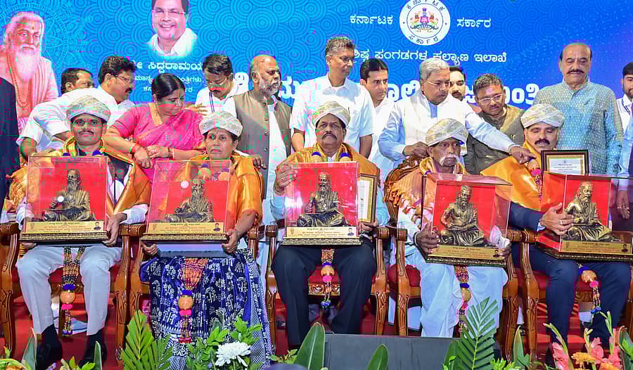 <div class="paragraphs"><p>ವಿಧಾನಸೌಧದಲ್ಲಿ ನಡೆದ ಸಮಾರಂಭದಲ್ಲಿ ವಿವಿಧ ಕ್ಷೇತ್ರಗಳ ಸಾಧಕರಾದ ನಾಗರಾಜು ಗಾಣದಹುಣಸೆ, ಜಿ.ಕೆ. ಮುತ್ತಮ್ಮ, ಪಿ. ತಿಪ್ಪೇಸ್ವಾಮಿ, ಮಳಸಿದ್ದ ಲಕ್ಷ್ಮಣ ನಾಯಕೋಡಿ ಮತ್ತು ಕೆ. ಉಚ್ಚಂಗಪ್ಪ ಅವರಿಗೆ ಸಿದ್ದರಾಮಯ್ಯ ಅವರು ಮಹರ್ಷಿ ವಾಲ್ಮೀಕಿ ಪ್ರಶಸ್ತಿ ನೀಡಿ ಗೌರವಿಸಿದರು. ಬಸವನಗೌಡ ದದ್ದಲ್, ಎಚ್. ಆಂಜನೇಯ, ಸತೀಶ ಜಾರಕಿಹೊಳಿ, </p></div>