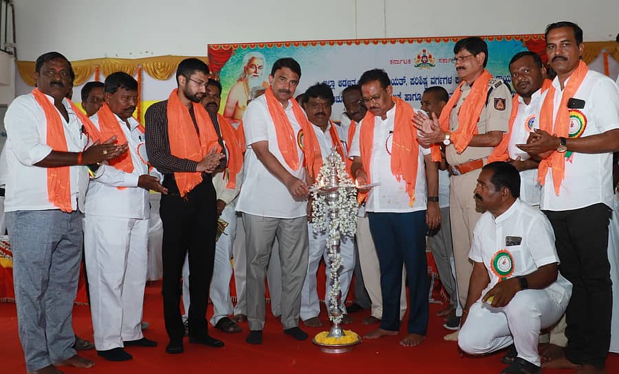 ರಾಯಚೂರಿನ ಆಶಾಪುರ ರಸ್ತೆಯ ವಾಲ್ಮೀಕಿ ಭವನದಲ್ಲಿ ಮಂಗಳವಾರ ನಡೆದ ಮಹರ್ಷಿ ವಾಲ್ಮೀಕಿ ಜಯಂತಿ ಕಾರ್ಯಕ್ರಮವನ್ನು ಸಂಸದ ಜಿ.ಕುಮಾರ ನಾಯಕ ಹಾಗೂ ಶಾಸಕ ಡಾ.ಶಿವರಾಜ ಪಾಟೀಲ ಜಂಟಿಯಾಗಿ ಉದ್ಘಾಟಿಸಿದರು. ಜಿಲ್ಲಾಧಿಕಾರಿ ನಿತೀಶ್, ಎಸ್‌.ಪಿ ಪುಟ್ಟಮಾದಯ್ಯ, ಸಮಾಜದ ಮುಖಂಡರು ಉಪಸ್ಥಿತರಿದ್ದರು
