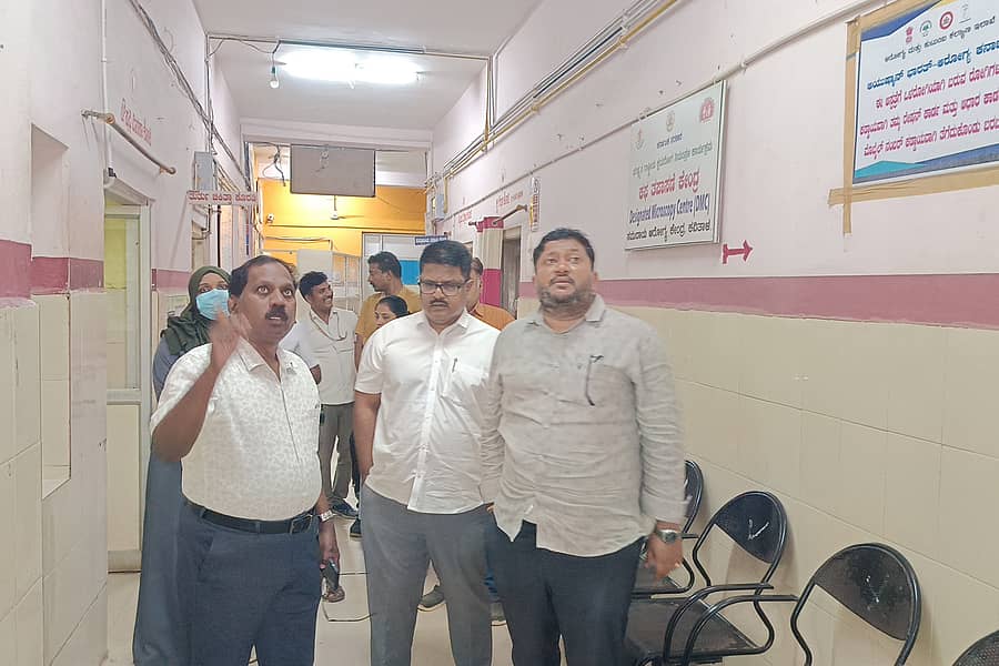 ಕವಿತಾಳದ ಸಮುದಾಯ ಆರೋಗ್ಯ ಕೇಂದ್ರಕ್ಕೆ ಮಂಗಳವಾರ ಅಧಿಕಾರಿಗಳು ಭೇಟಿ ನೀಡಿ ಪರಿಶೀಲಿಸಿದರು