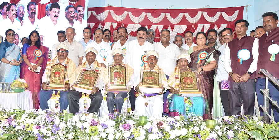 <div class="paragraphs"><p>ತುಮಕೂರಿನಲ್ಲಿ ಮಂಗಳವಾರ ಪರಿಶಿಷ್ಟ ವರ್ಗಗಳ ಕಲ್ಯಾಣ ಇಲಾಖೆಯಿಂದ ಹಮ್ಮಿಕೊಂಡಿದ್ದ ವಾಲ್ಮೀಕಿ ಜಯಂತಿ ಕಾರ್ಯಕ್ರಮದಲ್ಲಿ ಸಮುದಾಯದ ಮುಖಂಡರನ್ನು ಸನ್ಮಾನಿಸಲಾಯಿತು.</p></div>