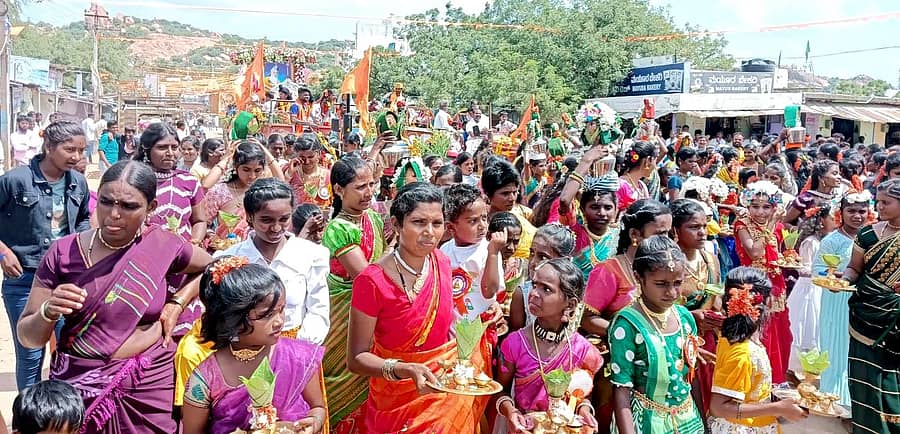 ಕುರುಗೋಡು ಸಮೀಪದ ಸಿರಿಗೇರಿ ಗ್ರಾಮದಲ್ಲಿ ಜಯಂತಿ ಅಂಗವಾಗಿ ಮಹರ್ಷಿ ವಾಲ್ಮೀಕಿ ಚಿತ್ರ ಮೆರವಣಿಗೆ ನಡೆಸಲಾಯಿತು