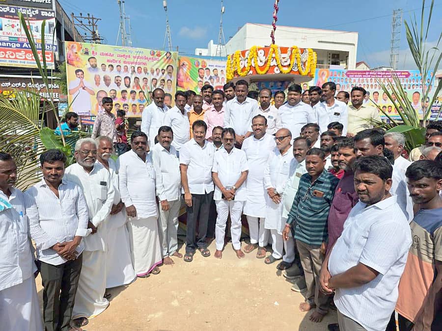 ಸಿಂಧನೂರಿನ ವಾಲ್ಮೀಕಿ ವೃತ್ತದಲ್ಲಿ ಮಹರ್ಷಿ ವಾಲ್ಮೀಕಿ ಜಯಂತಿ ಅಂಗವಾಗಿ ಮಂಗಳವಾರ ಅವರ ಭಾವಚಿತ್ರಕ್ಕೆ ಗಣ್ಯರು ಹಾಗೂ ಅಧಿಕಾರಿಗಳು ಪುಷ್ಪನಮನ ಸಲ್ಲಿಸಿದರು