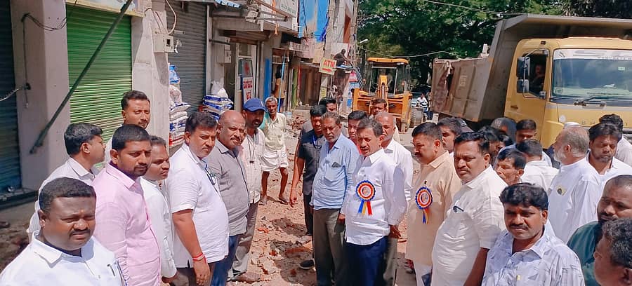 ಮಾಗಡಿ ಪಟ್ಟಣದ ಆರ್.ಆರ್.ರಸ್ತೆ ಕಾಮಗಾರಿಯನ್ನು ಶಾಸಕ ಎಚ್‌.ಸಿ.ಬಾಲಕೃಷ್ಣ ಮಂಗಳವಾರ ಪರಿಶೀಲನೆ ನಡೆಸಿದರು