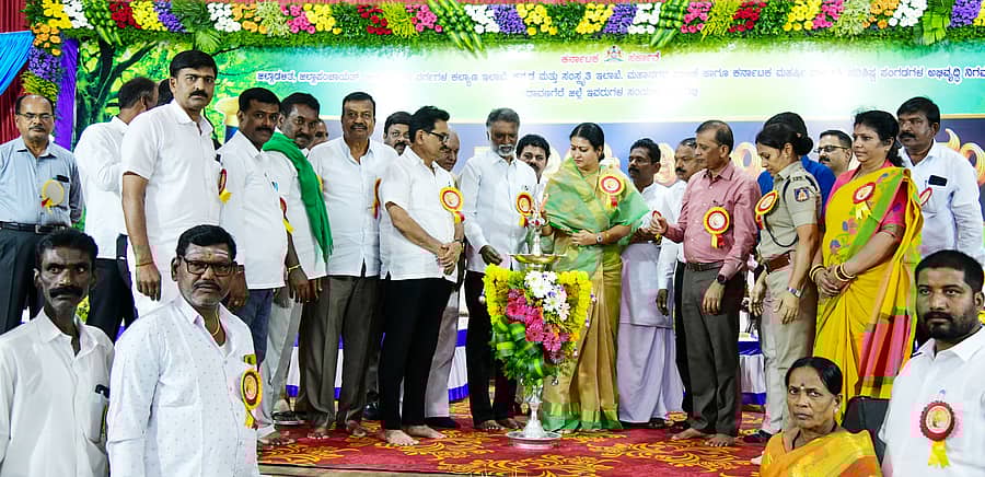 ದಾವಣಗೆರೆಯ ಗುಂಡಿ ಮಹದೇವಪ್ಪ ಕಲ್ಯಾಣ ಮಂಟಪದಲ್ಲಿ ನಡೆದ ವಾಲ್ಮೀಕಿ ಜಯಂತಿ ಕಾರ್ಯಕ್ರಮವನ್ನು ಸಂಸದೆ ಡಾ. ಪ್ರಭಾ ಮಲ್ಲಿಕಾರ್ಜುನ್ ಹಾಗೂ ಗಣ್ಯರು ದೀಪ ಬೆಳಗಿಸಿ ಉದ್ಘಾಟಿಸಿದರು ಪ್ರಜಾವಾಣಿ ಚಿತ್ರ