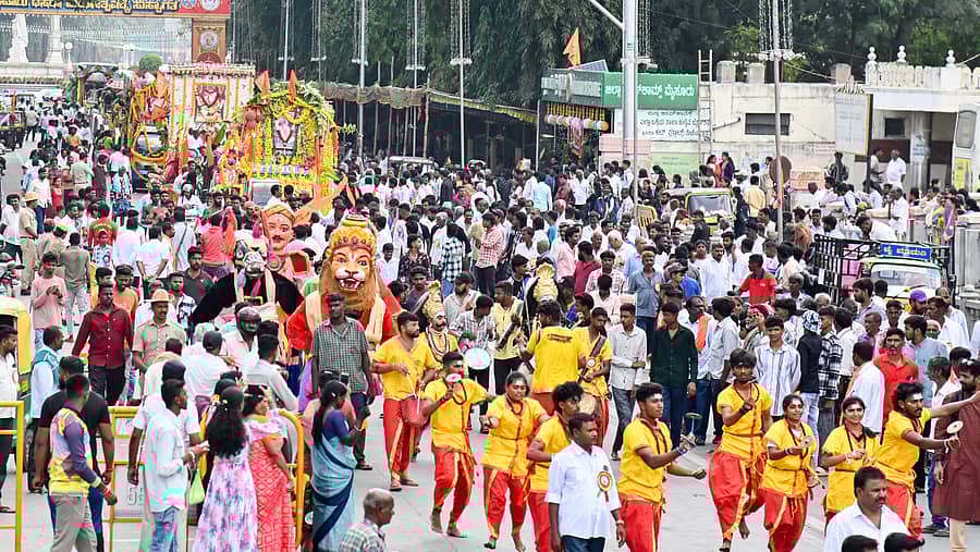 ಮಹರ್ಷಿ ವಾಲ್ಮೀಕಿ ಅವರ ಭಾವಚಿತ್ರದ ಮೆರವಣಿಗೆಯಲ್ಲಿ ಕಲಾತಂಡಗಳ ಜೊತೆಗೆ ನೂರಾರು ಮಂದಿ ಹೆಜ್ಜೆ ಹಾಕಿದರು – ಪ್ರಜಾವಾಣಿ ಚಿತ್ರ