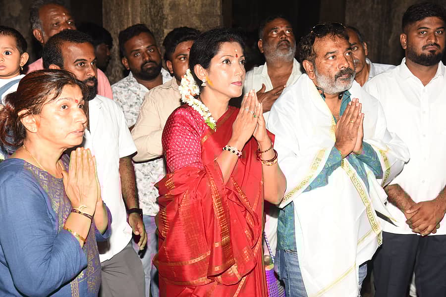 ಹುಣ್ಣಿಮೆ ಪ್ರಯುಕ್ತ ನಂಜನಗೂಡಿನ ಶ್ರೀಕಂಠೇಶ್ವರ ದೇವಾಲಯಕ್ಕೆ ರಾಜ್ಯ ಗ್ಯಾರಂಟಿ ಅನುಷ್ಠಾನ ಸಮಿತಿ ರಾಜ್ಯ ಉಪಾಧ್ಯಕ್ಷೆ ಪುಷ್ಪಾ ಅಮರ್‌ನಾಥ್ ಭೇಟಿ ನೀಡಿ ದೇವರ ದರ್ಶನ ಪಡೆದರು