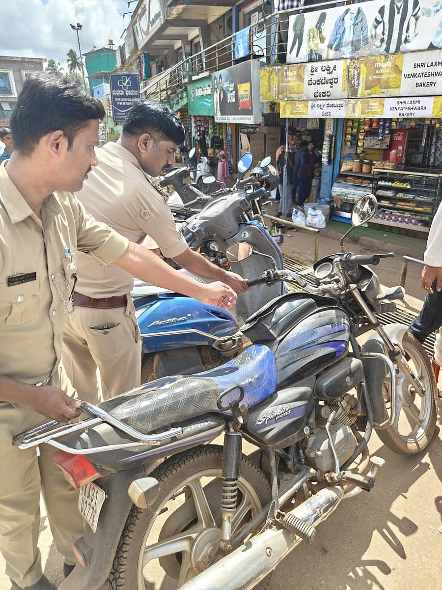 ಶಿರಸಿ ನಗರ ಠಾಣೆ ಪೊಲೀಸರು ವಿಶೇಷ ಕಾರ್ಯಾಚರಣೆ ನಡೆಸಿ ಅಸುರಕ್ಷಿತ ರೀತಿಯಲ್ಲಿ ನಿಲ್ಲಿಸಿದ್ದ ದ್ವಿಚಕ್ರ ವಾಹನಗಳನ್ನು ವಶಕ್ಕೆ ಪಡೆದರು