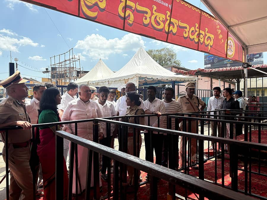 ಹಾಸನದ ಹಾಸನಾಂಬ ದೇಗುಲಕ್ಕೆ ಭೇಟಿ ನೀಡಿದ ಸಚಿವ ರಾಮಲಿಂಗಾರೆಡ್ಡಿ, ಸಿದ್ಧತೆಗಳ ಕುರಿತು ಅಧಿಕಾರಿಗಳಿಂದ ಮಾಹಿತಿ ಪಡೆದರು.