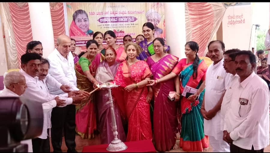 ಭಾಲ್ಕಿ ತಾಲ್ಲೂಕಿನ ಮೋರಂಬಿ ಗ್ರಾಮದ ಶ್ರೀ ಶರಣ ಬಸವೇಶ್ವರ ದೇವಾಲಯದಲ್ಲಿ ನಡೆದ ಸುಮಂಗಲೆಯರ ಉಡಿ ತುಂಬುವ ಕಾರ್ಯಕ್ರಮವನ್ನು ಕಲಬುರಗಿ ಶರಣ ಬಸವೇಶ್ವರ ವಿದ್ಯಾವರ್ಧಕ ಸಂಘದ ಕಾರ್ಯದರ್ಶಿ ಬಸವರಾಜ ದೇಶಮುಖ ಉದ್ಘಾಟಿಸಿದರು