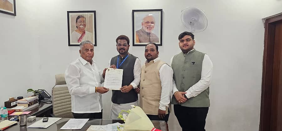 ಮುಂಬೈ–ಬೆಂಗಳೂರು ವೇಗ ರೈಲನ್ನು ಕಲಬುರಗಿ ಮೂಲಕ ಸಂಚರಿಸಲು ಕ್ರಮ ಕೈಗೊಳ್ಳುವಂತೆ ಕೇಂದ್ರ ರೈಲ್ವೆ ಖಾತೆ ರಾಜ್ಯ ಸಚಿವ ವಿ.ಸೋಮಣ್ಣ ಅವರಿಗೆ ಕೆಕೆಸಿಸಿಐ ಅಧ್ಯಕ್ಷ ಶರಣಬಸಪ್ಪ ಎಂ.ಪಪ್ಪಾ ಮನವಿ ಸಲ್ಲಿಸಿದರು