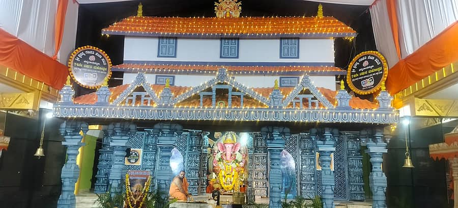 ಶ್ರೀಕ್ಷೇತ್ರ ಧರ್ಮಸ್ಥಳದ ಮಾದರಿಯ ಮಂಟಪದಲ್ಲಿ ವಿರಾಜ ಮಾನವಾಗಿರುವ ಗಣಪತಿ