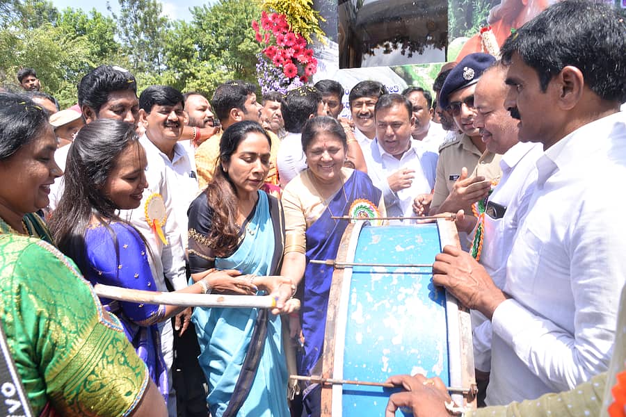 ಕೋಲಾರದಲ್ಲಿ ಮಂಗಳವಾರ ನಡೆದ ವಾಲ್ಮೀಕಿ ಜಯಂತಿಯ ಮೆರವಣಿಗೆಯಲ್ಲಿ ಜಿಲ್ಲಾ ಪಂಚಾಯಿತಿ ಸಿಇಒ ಡಾ.ಪ್ರವೀಣ್ ಪಿ.ಬಾಗೇವಾಡಿ, ಉಪಕಾರ್ಯದರ್ಶಿ ಟಿ.ಕೆ.ರಮೇಶ್‌, ಎಸ್‌ಪಿ ನಿಖಿಲ್‌ ಬಿ., ಎಡಿಸಿ ಮಂಗಳಾ, ಉಪವಿಭಾಗಾಧಿಕಾರಿ ಡಾ.ಮೈತ್ರಿ ಹಾಗೂ ತಹಶೀಲ್ದಾರ್‌ ಡಾ.ನಯನಾ ಡೊಳ್ಳು ಬಾರಿಸಿದರು
