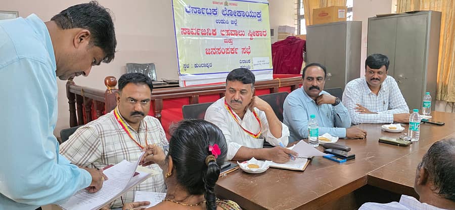 ಕುಂದಾಪುರದ ತಾಲ್ಲೂಕು ಕಚೇರಿಯಲ್ಲಿ ಮಂಗಳವಾರ ಲೋಕಾಯುಕ್ತ ಎಸ್‌ಪಿ ಕುಮಾರ್‌ಚಂದ್ರ ಅವರು ಅಧಿಕಾರಿಗಳ ಸಭೆ ನಡೆಸಿದರು.