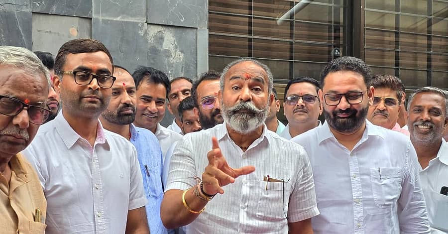 ಬೆಳಗಾವಿ ಡಿಸಿಸಿ ಬ್ಯಾಂಕ್ ಆವರಣದಲ್ಲಿ ರಮೇಶ ಕತ್ತಿ ಅವರು ಮಾಧ್ಯಮಗಳಿಗೆ ಪ್ರತಿಕ್ರಿಯಿಸಿದರು