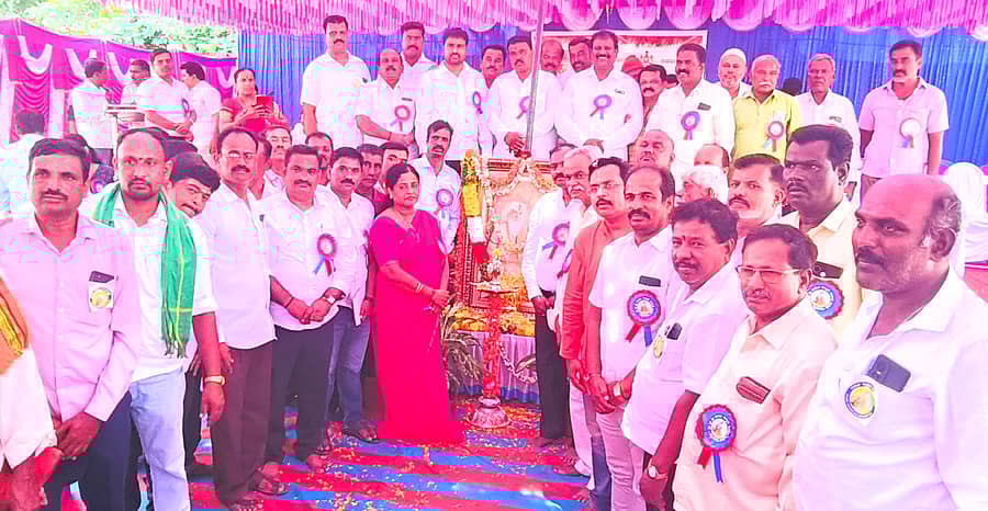 ತಿ.ನರಸೀಪುರ‌ದ ಆಡಳಿತ ಸೌಧದ ಮುಂಭಾಗದಲ್ಲಿ ಮಂಗಳವಾರ ನಡೆದ ವಾಲ್ಮೀಕಿ ಜಯಂತ್ಯುತ್ಸವದಲ್ಲಿ ಮಹರ್ಷಿ ವಾಲ್ಮೀಕಿ ಅವರ ಭಾವಚಿತ್ರಕ್ಕೆ ಪುಷ್ಪಾರ್ಚಾನೆ ನೆರವೇರಿಸಲಾಯಿತು