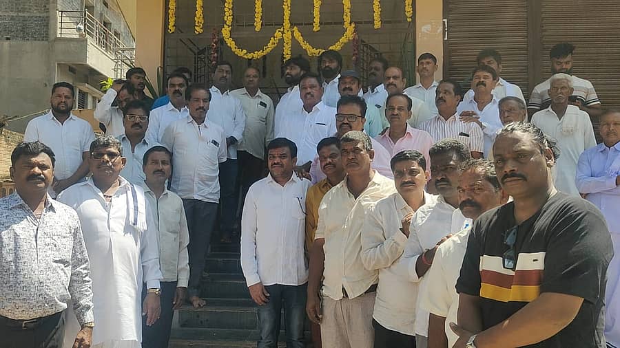 <div class="paragraphs"><p>ಹೊಸಪೇಟೆಯಲ್ಲಿ ವಾಲ್ಮೀಕಿ ನಾಯಕ ಸಮಾಜದ ಮುಖಂಡರಿಂದ ವಾಲ್ಮೀಕಿ ಜಯಂತಿ ಆಚರಣೆ</p></div>