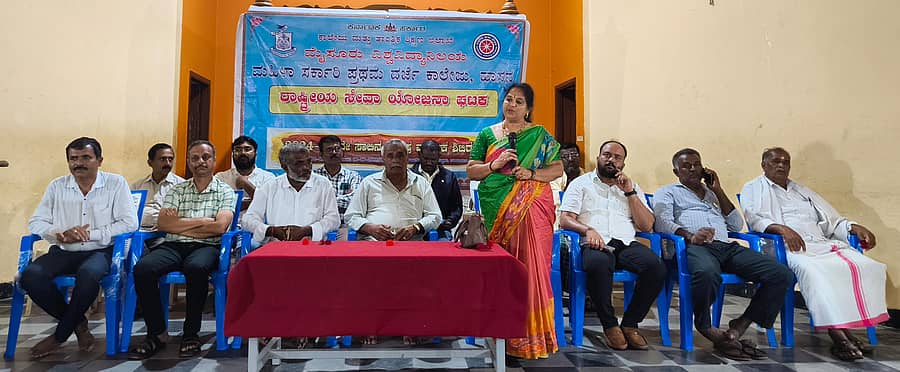 ಹಾಸನ ತಾಲ್ಲೂಕಿನ ಬಿಡಾರದಹಳ್ಳಿ ಗ್ರಾಮದಲ್ಲಿ ಹಮ್ಮಿಕೊಂಡಿರುವ ಎನ್ಎಸ್ಎಸ್ ಶಿಬಿರದಲ್ಲಿ ಮಹಿಳಾ ಸರ್ಕಾರಿ ಪ್ರಥಮ ದರ್ಜೆ ಕಾಲೇಜಿನ ಪ್ರಾಂಶುಪಾಲೆ ಡಾ.ಕೆ.ಜಿ.ಕವಿತಾ ಮಾತನಾಡಿದರು