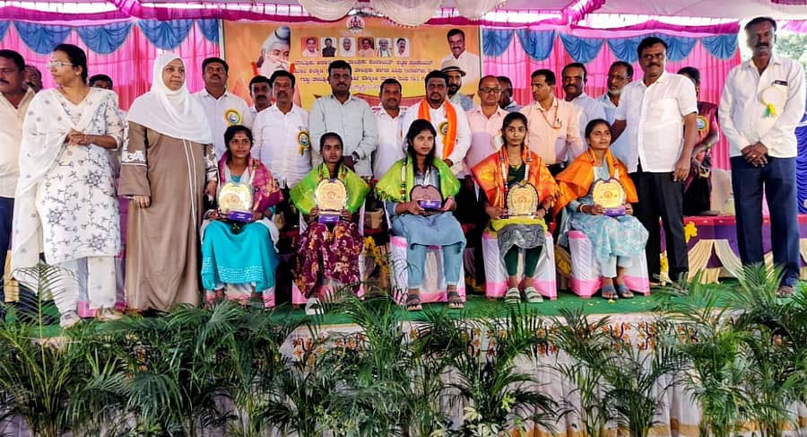 ಗುಬ್ಬಿಯಲ್ಲಿ ನಡೆದ ವಾಲ್ಮೀಕಿ ಜಯಂತಿಯಲ್ಲಿ ಪ್ರತಿಭಾನ್ವಿತ ವಿದ್ಯಾರ್ಥಿಗಳನ್ನು ಸತ್ಕರಿಸಲಾಯಿತು
