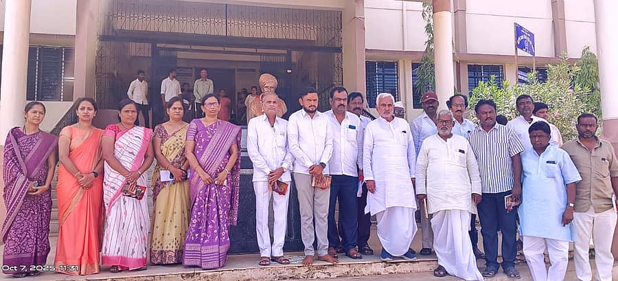 ಬೀಳಗಿ ರುದ್ರಗೌಡ ಪಾಟೀಲ ಸರ್ಕಾರಿ ಪ್ರಥಮ ದರ್ಜೆ ಮಹಾವಿದ್ಯಾಲಯದಲ್ಲಿ ಮಂಗಳವಾರ ಏರ್ಪಡಿಸಿದ ಕಾಲೇಜು ಅಭಿವೃದ್ಧಿ ಸಮಿತಿಯ ಸಭೆಯ ನಂತರ ಶಾಸಕ ಜೆ.ಟಿ.ಪಾಟೀಲ ಹಾಗೂ ಸದಸ್ಯರು ಹೊರಬಂದರು