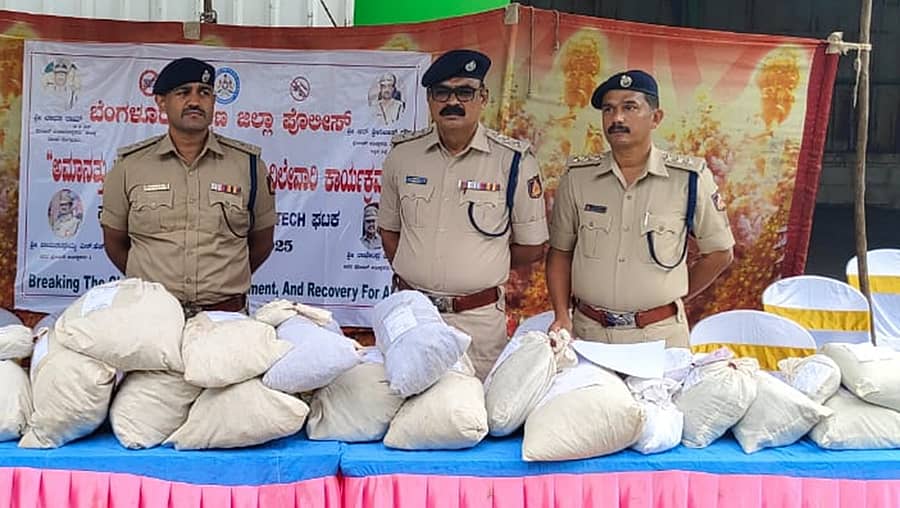 ಹಾರೋಹಳ್ಳಿಯ ಕೈಗಾರಿಕಾ ಪ್ರದೇಶದಲ್ಲಿ ಎನ್.ಡಿ.ಪಿ.ಎಸ್ ಕಾಯ್ದೆಯಡಿ ವಶಪಡಿಸಿಕೊಂಡಿರುವ 34 ಕೆ.ಜಿ ಮಾದಕ ವಸ್ತುವನ್ನು ಸೋಮವಾರ ನಾಶಪಡಿಸಲಾಯಿತು. ಜಿಲ್ಲಾ ಪೊಲೀಸ್ ವರಿಷ್ಠಾಧಿಕಾರಿ ಆರ್. ಶ್ರೀನಿವಾಸ ಗೌಡ, ಡಿವೈಎಸ್ಪಿಗಳಾದ ಕೆ.ಸಿ. ಗಿರಿ ಹಾಗೂ ಬಿ.ಎನ್. ಶ್ರೀನಿವಾಸ್ ಇದ್ದಾರೆ
