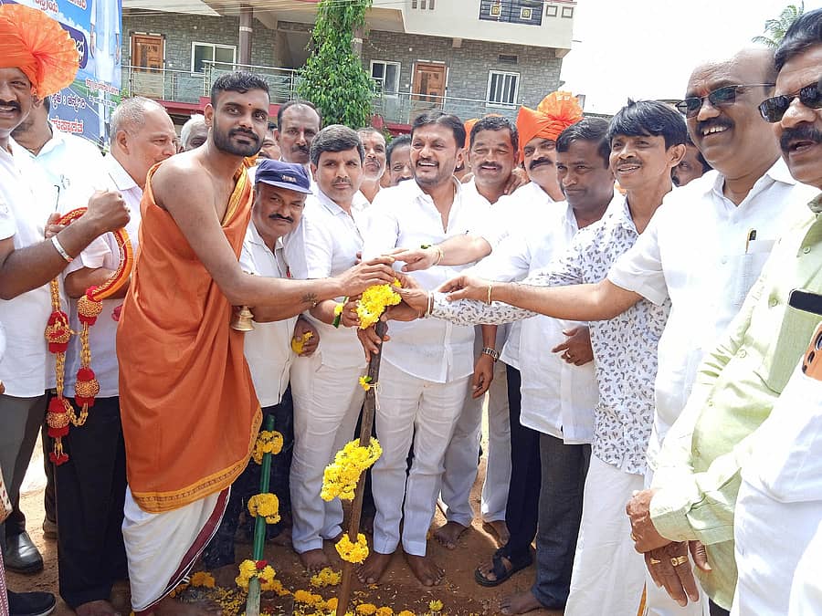 ಚನ್ನಗಿರಿಯ ಜೀವ ವಿಮಾ ಕಚೇರಿ ರಸ್ತೆಯ ಮುಂಭಾಗದಲ್ಲಿ ರಸ್ತೆ ಅಭಿವೃದ್ಧಿ ಕಾಮಗಾರಿಗೆ ಮಂಗಳವಾರ ಶಾಸಕ ಬಸವರಾಜು ವಿ. ಶಿವಗಂಗಾ ಭೂಮಿಪೂಜೆ ನೆರವೇರಿಸಿದರು