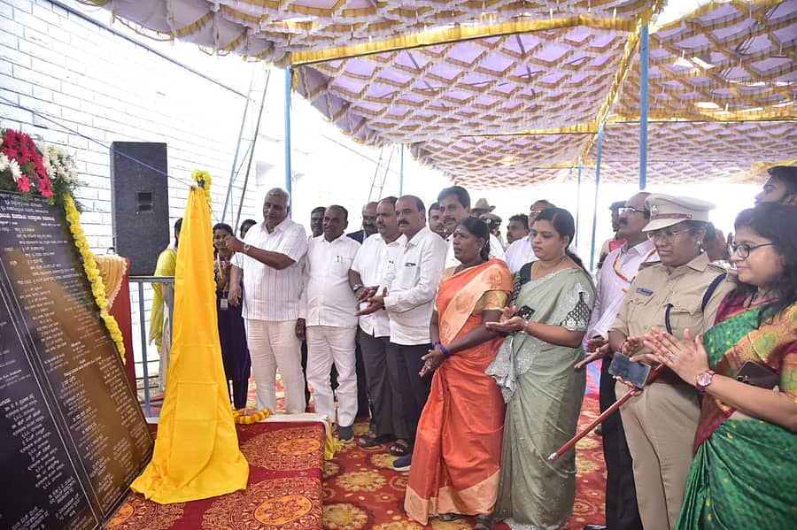 ಚಾಮರಾಜನಗರದ ಹೊರವಲಯದಲ್ಲಿರುವ ಯಡಬೆಟ್ಟದ ಬಳಿ 80 ಎಕರೆಯಲ್ಲಿ ₹ 30 ಕೋಟಿ ವೆಚ್ಚದಲ್ಲಿ ನಿರ್ಮಾಣವಾಗಿರುವ ಕೃಷಿ ಮಹಾವಿದ್ಯಾಲಯದ ಬಾಲಕರ ಹಾಗೂ ಬಾಲಕಿಯರ ವಿದ್ಯಾರ್ಥಿ ನಿಲಯ ಮತ್ತು ಗ್ರಂಥಾಲಯ ಕಟ್ಟಡಗಳನ್ನು ಮಂಗಳವಾರ ಜಿಲ್ಲಾ ಉಸ್ತುವಾರಿ ಸಚಿವ ಕೆ.ವೆಂಕಟೇಶ್ ಉದ್ಘಾಟಿಸಿದರು