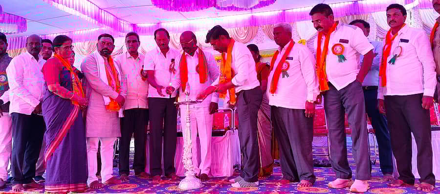 ಲಿಂಗಸುಗೂರು ಪಟ್ಟಣದಲ್ಲಿ ನಡೆದ ಮಹರ್ಷಿ ವಾಲ್ಮೀಕಿ ಜಯಂತಿ ಕಾರ್ಯಕ್ರಮವನ್ನು ಉಪವಿಭಾಗಾಧಿಕಾರಿ ಬಸವಣಪ್ಪ ಕಲಶೆಟ್ಟಿ ಉದ್ಘಾಟಿಸಿದರು