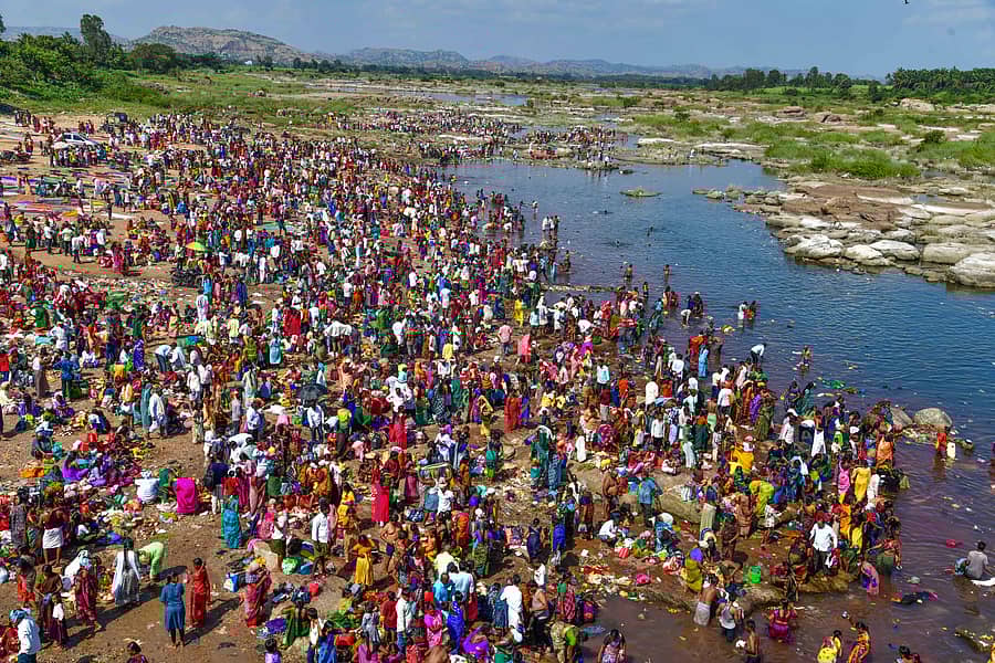 <div class="paragraphs"><p>ಸೀಗೆ ಹುಣ್ಣಿಮೆ ಅಂಗವಾಗಿ ಕೊಪ್ಪಳ ಜಿಲ್ಲೆಯ ಹುಲಿಗಿಯ ಹುಲಿಗೆಮ್ಮ ದೇವಿ ದೇವಸ್ಥಾನ ಬಳಿ ಹರಿಯುವ ತುಂಗಭದ್ರಾ ನದಿಯಲ್ಲಿ ಸಹಸ್ರಾರು ಭಕ್ತರು ಸ್ನಾನ ಮಾಡಿದರು </p></div>