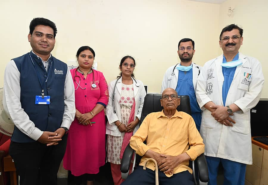 ಬೆಳಗಾವಿಯ ಕೆಎಲ್‌ಇ ಆಸ್ಪತ್ರೆಯಲ್ಲಿ 85 ವರ್ಷ ವಯಸ್ಸಿನ ಕ್ಯಾಪ್ಟನ್‌ ಗುರಪ್ಪ ಬಾಗಿಮನಿ ಅವರಗೆ ಯಶಸ್ವಿಯಾಗಿ ತೆರೆದ ಹೃದಯ ಶಸ್ತ್ರಚಿಕಿತ್ಸೆ ನೀಡಿದ ವೈದ್ಯರ ತಂಡ