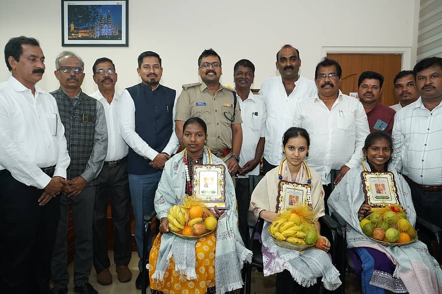 ಮಹರ್ಷಿ ವಾಲ್ಮೀಕಿ ಜಯಂತಿ ಕಾರ್ಯಕ್ರಮದಲ್ಲಿ ಪ್ರತಿಭಾನ್ವಿತ ವಿದ್ಯಾರ್ಥಿನಿಯರನ್ನು ಸನ್ಮಾನಿಸಲಾಯಿತು