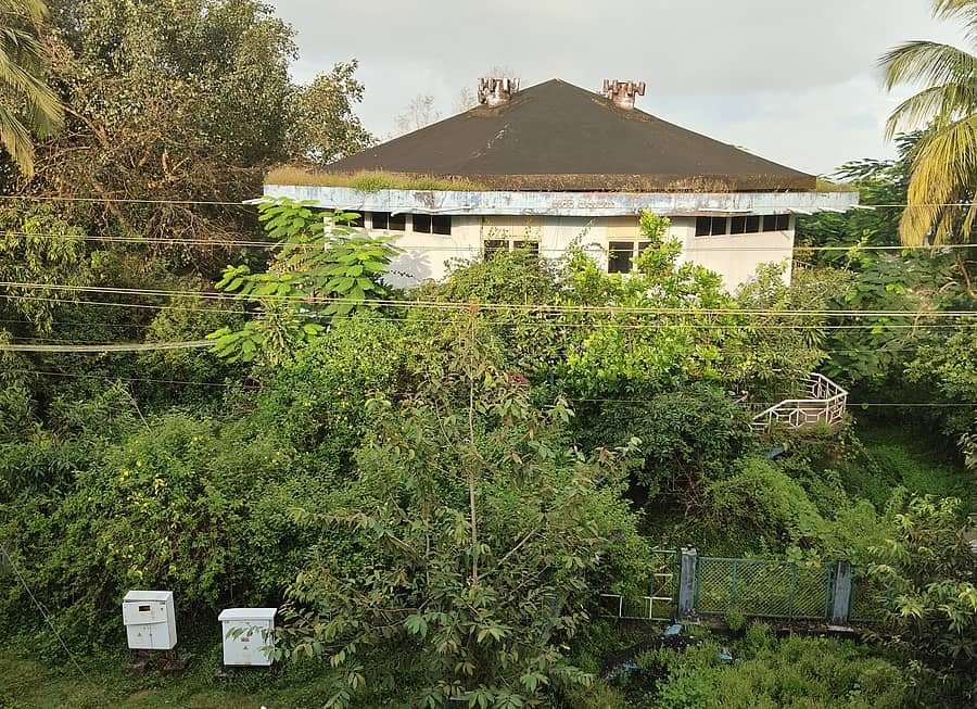 ಕಾರವಾರದ ಕಡಲತೀರದ ಸಮೀಪದಲ್ಲಿರುವ ಸಾಗರ ಮತ್ಸ್ಯಾಲಯ ಕಟ್ಟಡ ಪಾಳು ಬಿದ್ದಿದ್ದು, ಗಿಡಗಂಟಿಗಳಿಂದ ಮುಚ್ಚಿಹೋಗಿದೆ.