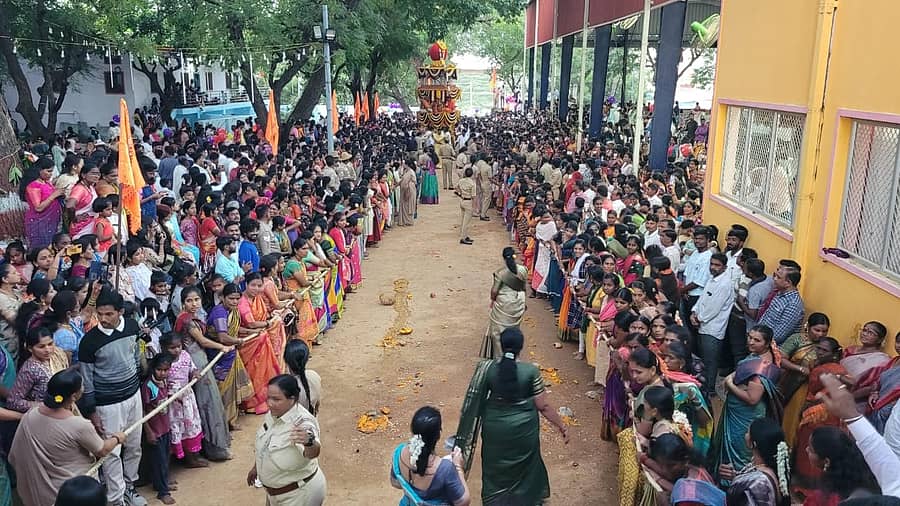 ರಾಯಚೂರು ಜಿಲ್ಲೆ ಮಸ್ಕಿಯಲ್ಲಿ ಭ್ರಮರಾಂಬದೇವಿ ಪುರಾಣ ಮಂಗಲೋತ್ಸವದ ನಿಮಿತ್ತ ಮಹಿಳೆಯರು ದೇವಿಯ ರಥ ಎಳೆದರು