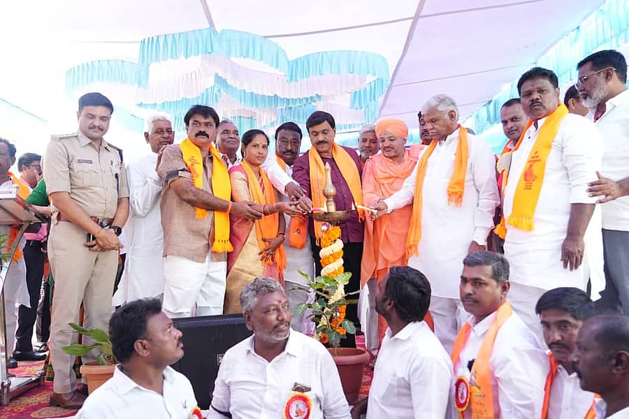 ಗಂಗಾವತಿ ನಗರದ ವಾಲ್ಮೀಕಿ ವೃತ್ತದಲ್ಲಿ ಮಂಗಳವಾರ ನಡೆದ ಮಹರ್ಷಿ ವಾಲ್ಮೀಕಿ ಜಯಂತಿ ಕಾರ್ಯಕ್ರಮಕ್ಕೆ ಗಣ್ಯರು ಚಾಲನೆ ನೀಡಿದರು 