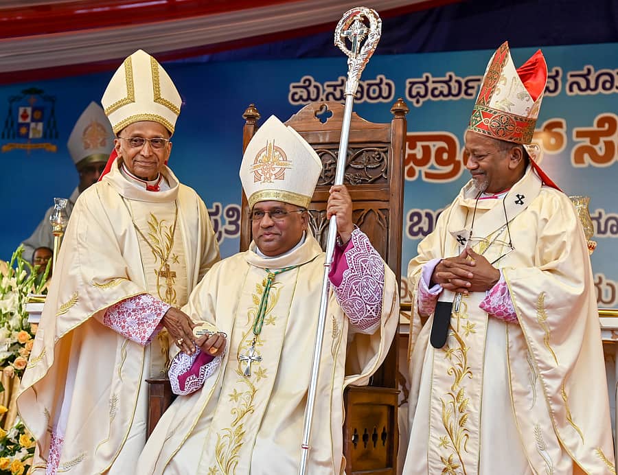 ಮೈಸೂರಿನ ಅಶೋಕ ರಸ್ತೆಯಲ್ಲಿನ ಸೇಂಟ್‌ ಫಿಲೋಮಿನಾ ಕ್ಯಾಥೋಡ್ರೆಲ್‌ನಲ್ಲಿ ಆಯೋಜಿಸಿದ್ದ ನೂತನ ಧರ್ಮಾಧ್ಯಕ್ಷರ ಅಧಿಕಾರ ಸ್ವೀಕಾರ ಸಮಾರಂಭದಲ್ಲಿ ಫ್ರಾನ್ಸಿಸ್‌ ಸೆರಾವೊ ಅವರನ್ನು ಪ್ರಧಾನ ಸೇವಾ ಆಸನದಲ್ಲಿ ಕೂರಿಸಿ, ಪ್ರಧಾನ ದೇವಾಲಯಗಳ ಬೀಗದ ಕೀ ಹಸ್ತಾಂತರಿಸಲಾಯಿತು– ಪ್ರಜಾವಾಣಿ ಚಿತ್ರ