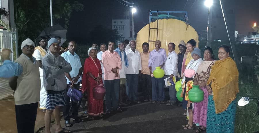 ಗುಂಡ್ಲುಪೇಟೆ ತಾಲ್ಲೂಕಿನ ನೇನೆಕಟ್ಟೆ ಗ್ರಾ.ಪಂ ವ್ಯಾಪ್ತಿಯ ಕರ್ನಾಟಕ ಗೃಹ ಮಂಡಳಿ ಬಡಾವಣೆಯಲ್ಲಿ ಕುಡಿಯುವ ನೀರಿನ ಸಮಸ್ಯೆಯಿಂದ ಟ್ಯಾಂಕರ್ ಮೂಲಕ ನೀರು ಪಡೆದ ನಿವಾಸಿಗಳು