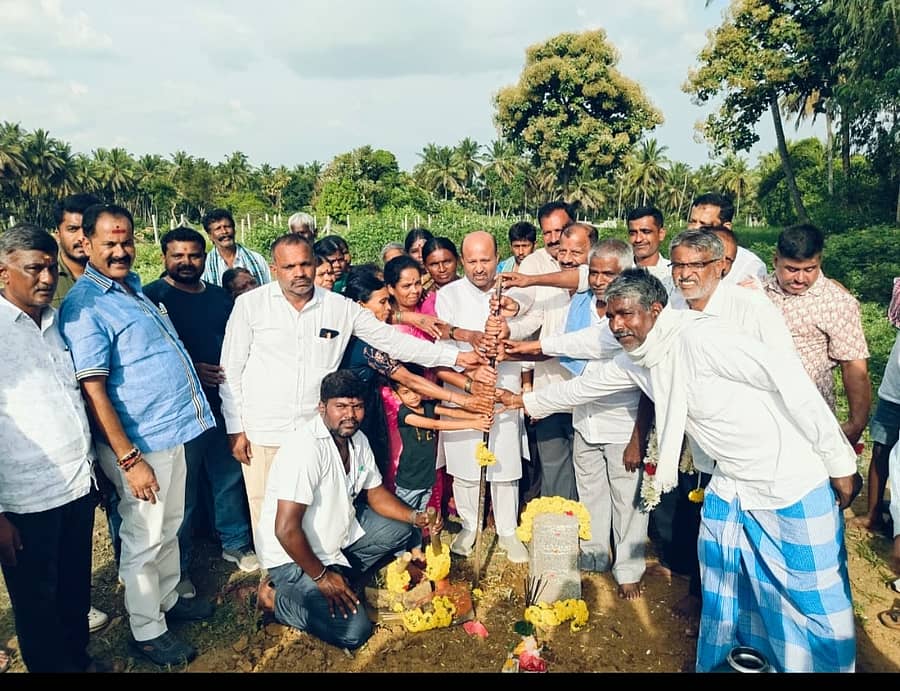 ಹಾರೋಹಳ್ಳಿ ತಾಲ್ಲೂಕಿನ ದೊಡ್ಡ ಮುದವಾಡಿ ಗ್ರಾಮ ಪಂಚಾಯಿತಿ ವ್ಯಾಪ್ತಿಯ ವಿವಿಧ ಗ್ರಾಮಗಳಲ್ಲಿ ಶಾಸಕ ಇಕ್ಬಾಲ್ ಹುಸೇನ್ ವಿವಿಧ ಕಾಮಗಾರಿಗಳಿಗೆ ಮಂಗಳವಾರ ಭೂಮಿ ಪೂಜೆ ನೆರವೇರಿಸಿದರು