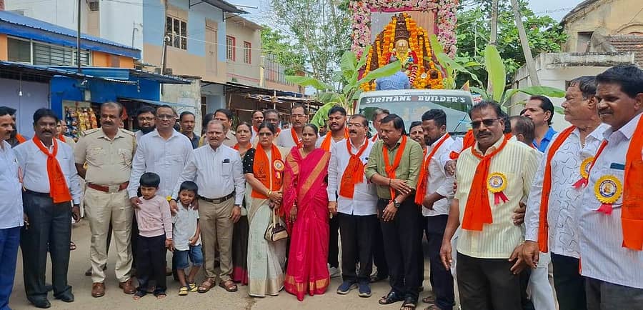 ಹರಿಹರದಲ್ಲಿ ಮಂಗಳವಾರ ವಾಲ್ಮೀಕಿ ಜಯಂತಿ ನಿಮಿತ್ತ ಆಯೋಜಿಸಿದ್ದ ಮೆರವಣಿಗೆಯಲ್ಲಿ ಶಾಸಕ ಬಿ.ಪಿ.ಹರೀಶ್, ನಗರಸಭೆ ಅಧ್ಯಕ್ಷೆ ಕವಿತಾ ಮಾರುತಿ ಬೇಡರ್ ಹಾಗೂ ಗಣ್ಯರು ಭಾಗವಹಿಸಿದ್ದರು