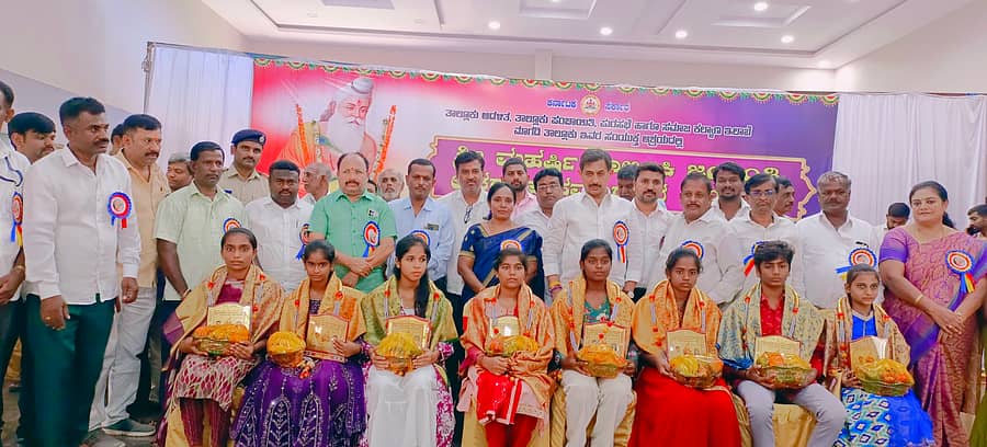 ಮಾಗಡಿಯ ಶಿವಕುಮಾರ ಸ್ವಾಮೀಜಿ ಭವನದಲ್ಲಿ ನಡೆದ ಮಹರ್ಷಿ ವಾಲ್ಮೀಕಿ ಜಯಂತಿ ಕಾರ್ಯಕ್ರಮದಲ್ಲಿ ಸಮುದಾಯದ ಪ್ರತಿಭಾವಂತ ವಿದ್ಯಾರ್ಥಿಗಳನ್ನು ಸತ್ಕರಿಸಲಾಯಿತು. ಶಾಸಕ ಎಚ್‌.ಸಿ.ಬಾಲಕೃಷ್ಣ, ತಹಶೀಲ್ದಾರ್ ಶರತ್ ಕುಮಾರ್, ಇತರರು ಇದ್ದರು 