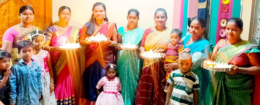 ನರೇಗಲ್‌ ಪಟ್ಟಣದ 3ನೇ ವಾರ್ಡಿನ ಆಶ್ರಯ ಕಾಲೊನಿಯಲ್ಲಿ ಸೀಗಿ ಹುಣ್ಣಿಮೆ ಅಂಗವಾಗಿ ಮಹಿಳೆಯರು ದೇವರಿಗೆ ಸಕ್ಕರೆ ಆರತಿ ಬೆಳಗಿದರು