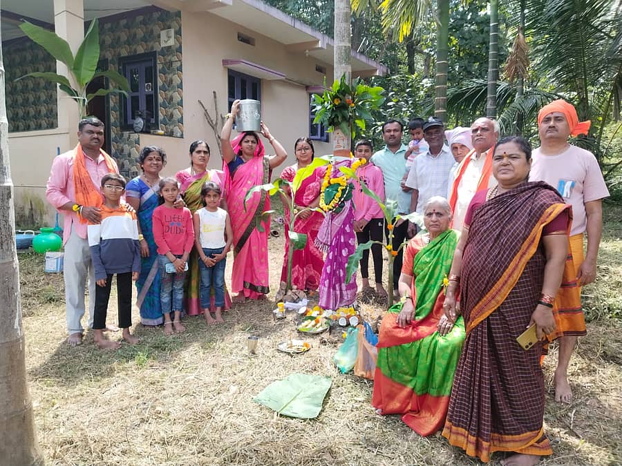 ಮುಂಡಗೋಡ ತಾಲ್ಲೂಕಿನಲ್ಲಿ ರೈತರು ಕುಟುಂಬ ಸಮೇತರಾಗಿ ಸೀಗೆ ಹುಣ್ಣಿಮೆ ಆಚರಿಸಿದರು