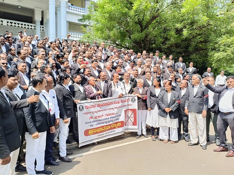 <div class="paragraphs"><p>ಸುಪ್ರೀಂಕೋರ್ಟ್‌ ಮುಖ್ಯ ನ್ಯಾಯಮೂರ್ತಿ ಬಿ.ಆರ್‌.ಗವಾಯಿ ಅವರತ್ತ ಶೂ ಎಸೆಯಲು ಯತ್ನಿಸಿದ ಘಟನೆ ಖಂಡಿಸಿ ಕಲಬುರಗಿ ಜಿಲ್ಲಾಧಿಕಾರಿ ಕಚೇರಿ ಎದುರು ವಕೀಲರು ಬುಧವಾರ ಪ್ರತಿಭಟನೆ ನಡೆಸಿದರು</p></div>