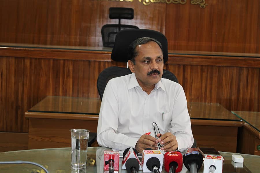ದೇವನಹಳ್ಳಿಯ ಜಿಲ್ಲಾಡಳಿತ ಭವನದಲ್ಲಿ ಸಾಮಾಜಿಕ ಮತ್ತು ಶೈಕ್ಷಣಿಕ ಸಮೀಕ್ಷೆಗೆ ಸಂಬಂಧಿಸಿ ನಡೆದ ಪತ್ರಿಕಾಗೋಷ್ಠಿಯಲ್ಲಿ ಜಿಲ್ಲಾಧಿಕಾರಿ ಎ.ಬಿ.ಬಸವರಾಜ್‌ ಮಾತನಾಡಿದರು.