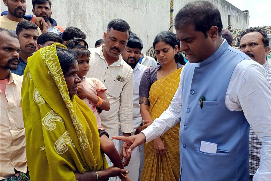 ಕೂಡ್ಲಿಗಿ ತಾಲ್ಲೂಕಿನ ಸೂಲದಹಳ್ಳಿ ಗ್ರಾಮದಲ್ಲಿ ಬುಧವಾರ ನಡೆದ ಗ್ರಾಮ ಪಂಚಾಯಿತಿ ಮಟ್ಟದ ‘ಮನೆ ಮನೆಗೆ ನಮ್ಮ ಶಾಸಕರು– ಮನೆ ಬಾಗಿಲಿಗೆ ನಮ್ಮ ಸರ್ಕಾರ’ ಕಾರ್ಯಕ್ರಮದಲ್ಲಿ ಶಾಸಕ ಡಾ. ಶ್ರೀನಿವಾಸ್ ಎನ್.ಟಿ. ಅವರು ಮಗುವೊಂದರ ಕಾಲಿನ ಸಮಸ್ಯೆ ಪರೀಕ್ಷಿಸಿದರು