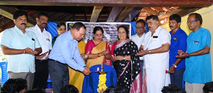 ಮರೆಯಲಾಗದ ತುಳುನಾಡಿನ ರಾಜಧಾನಿ ಬಾರ್ಕೂರಿನಲ್ಲಿ ಬುಧವಾರ ನಡೆದ ಪರಂಪರೆ ನಡಿಗೆಗೆ ನಿವೃತ್ತ ಪ್ರಾಂಶುಪಾಲ ಹಾಗೂ ಇತಿಹಾಸ ತಜ್ಞ ಜಗದೀಶ ಶೆಟ್ಟಿ ಚಾಲನೆ ನೀಡಿದರು