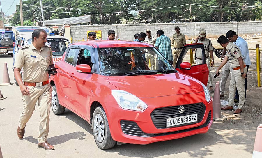 <div class="paragraphs"><p>ಘಟನೆ ನಡೆದ ಸ್ಥಳದಲ್ಲಿ ಪೊಲೀಸರು ಪರಿಶೀಲನೆ ನಡೆಸಿದ್ದರು</p></div>